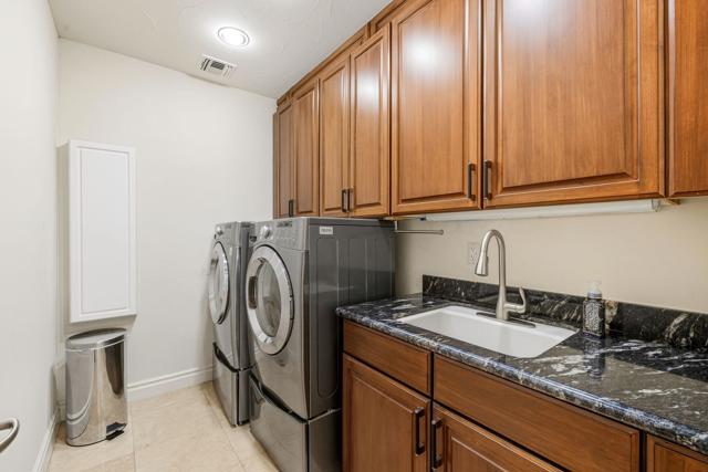 334 Crest Lake Drive, Palm Desert CA: https://media.crmls.org/mediaz/c86306da-a7e3-47f9-b345-933da830ae52.jpg