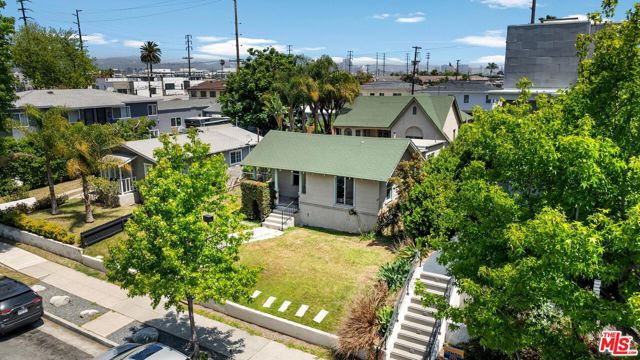 1925 19th Street, Santa Monica CA: https://media.crmls.org/mediaz/c8631a11-3cd0-4d2f-91bc-09690255ee18.jpg