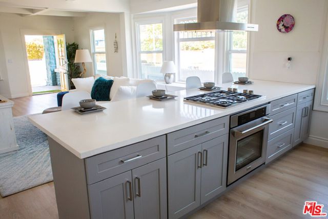 58 Paloma Avenue, Venice CA: https://media.crmls.org/mediaz/c8637d20-0103-42ae-b682-a4d190e00227.jpg