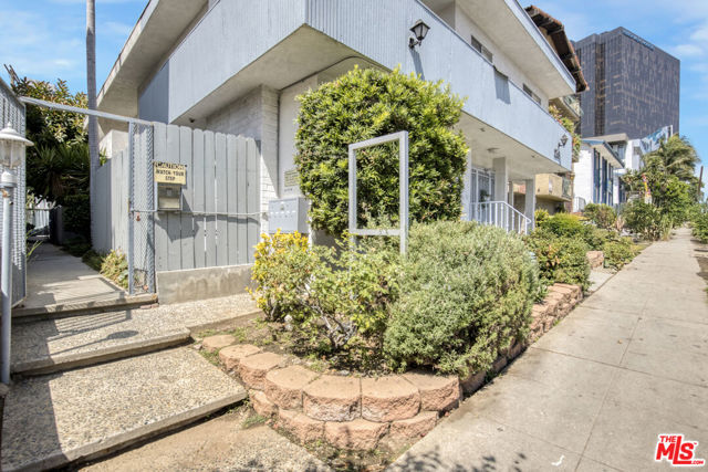 1253 Federal Avenue, Los Angeles CA: https://media.crmls.org/mediaz/c863b403-a8da-4db8-aa03-fae155a32fb2.jpg