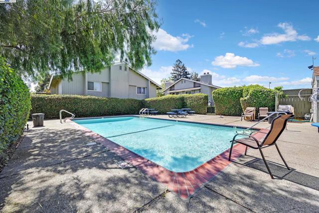 394 Caliente Dr, San Leandro CA: https://media.crmls.org/mediaz/c864bbc0-4253-47e3-a2da-404bc9dc7f52.jpg