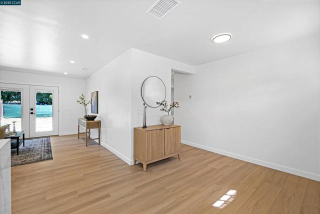 10060 Bernhardt Dr, Oakland CA: https://media.crmls.org/mediaz/c86679db-1a95-45ac-ab6a-6e146d4e8cd6.jpg