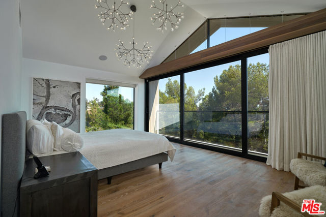 6342 Innsdale Drive, Los Angeles CA: https://media.crmls.org/mediaz/c8680417-c61a-44ec-8973-abd030e9b602.jpg