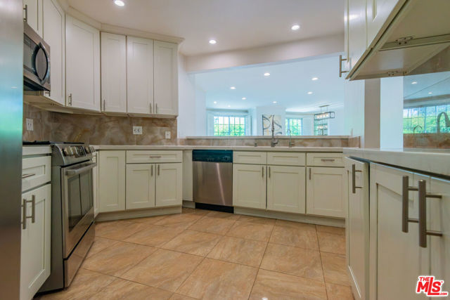 458 N Oakhurst, Beverly Hills CA: https://media.crmls.org/mediaz/c8688889-a5c9-413b-9c90-14055ea0d713.jpg