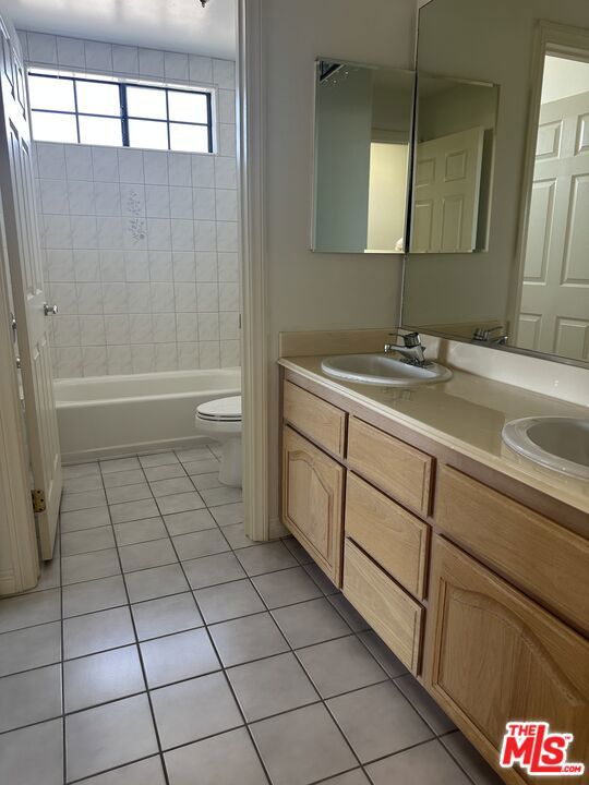 5319 Lindley Avenue, Tarzana CA: https://media.crmls.org/mediaz/c86894f0-f06d-4d01-971b-ffac3639cf7b.jpg