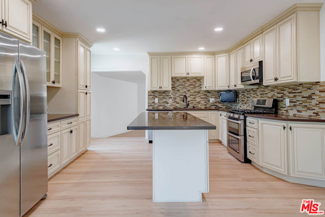 6627 Ranchito Avenue, Valley Glen CA: https://media.crmls.org/mediaz/c86a98a0-0f86-4f86-8ee6-eee0d193b672.jpg