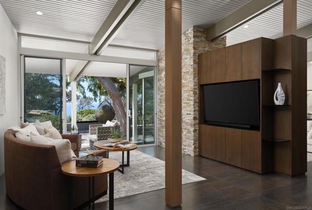 327 Pine Needles Dr, Del Mar CA: https://media.crmls.org/mediaz/c86aecb7-2a69-4680-bed5-35ff07c5a9d4.jpg