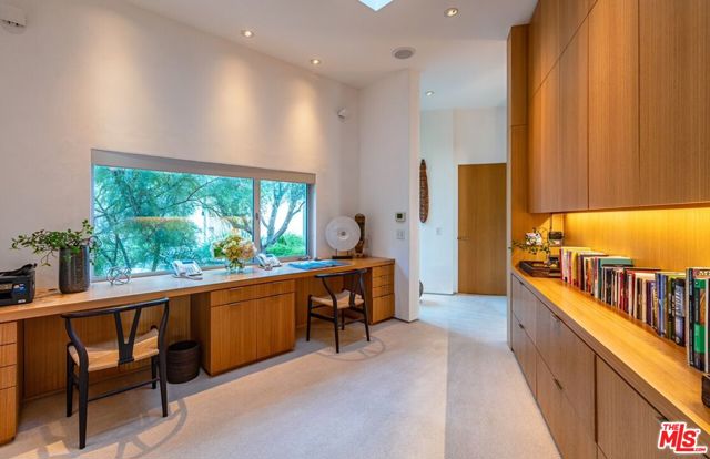 32554 Pacific Coast Highway, Malibu CA: https://media.crmls.org/mediaz/c86aef06-9628-42a0-98fc-4d21eee29ede.jpg