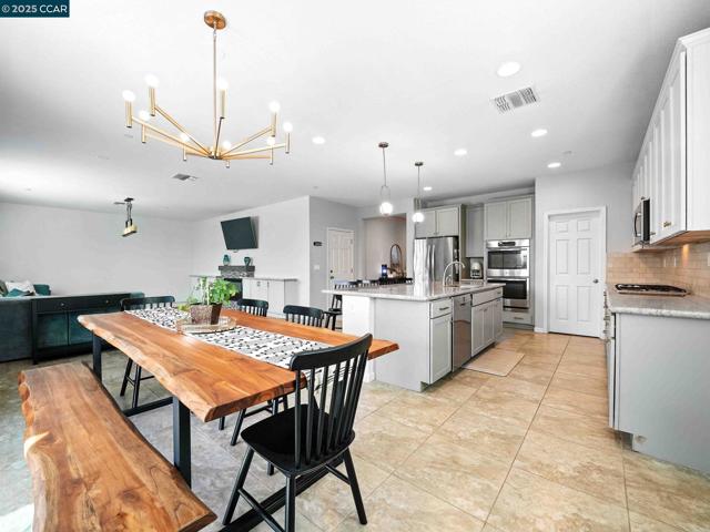 2433 Sanders Ln, Fairfield CA: https://media.crmls.org/mediaz/c86b82ef-a851-4457-b55b-b471d96b6c4a.jpg