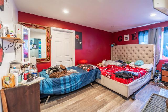 1260 Finch Pl, Chula Vista CA: https://media.crmls.org/mediaz/c86c1f79-5b86-4c30-8c61-d394d77f2973.jpg