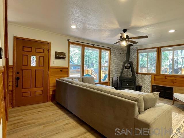 41489 Comstock Ln, Big Bear CA: https://media.crmls.org/mediaz/c86e618c-97b4-40ac-938b-b8861311c24d.jpg