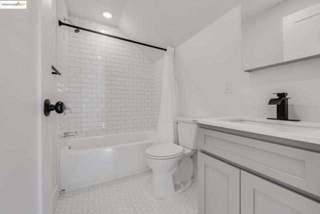 1238 12Th St, Oakland CA: https://media.crmls.org/mediaz/c86e919a-39f5-443c-83ab-67742cef0d9e.jpg