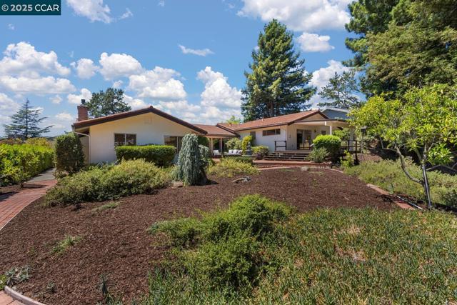 140 Warfield Drive, Moraga CA: https://media.crmls.org/mediaz/c86e97e0-ddd5-4e75-b927-276a2476aee8.jpg