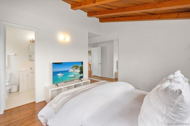 6423 Avenida Cresta, La Jolla CA: https://media.crmls.org/mediaz/c86e9df0-9fef-406a-9a21-04192fd62331.jpg