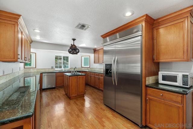 27350 Pachea Trl, Hemet CA: https://media.crmls.org/mediaz/c86f3a84-cd4a-4ccf-8067-b28e7125d827.jpg