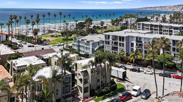 8121 Camino Del Sol, La Jolla CA: https://media.crmls.org/mediaz/c86f6737-bcd9-4a44-bae6-32072bfc1aa9.jpg