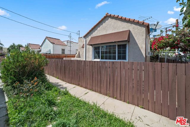 1236 1/4 N Cahuenga Boulevard, Los Angeles CA: https://media.crmls.org/mediaz/c86fbdf3-abe1-401c-b27b-e47af015cc9c.jpg