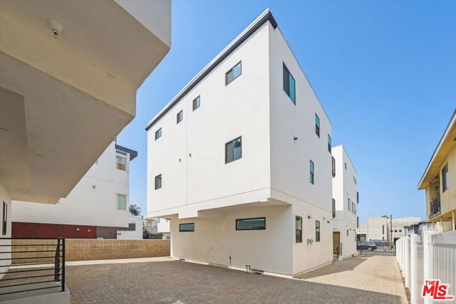 910 N Hudson Avenue, Los Angeles CA: https://media.crmls.org/mediaz/c86fd266-7592-4abd-9c0d-591eb3d578da.jpg