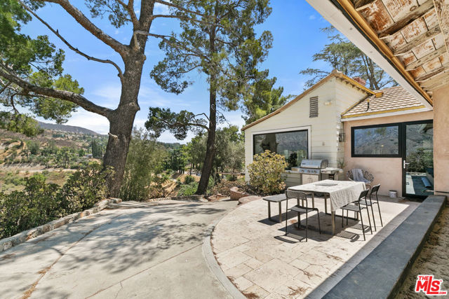 11320 Alethea Drive, Sunland CA: https://media.crmls.org/mediaz/c870ba74-ad3b-48c4-b62b-23332179c8cd.jpg