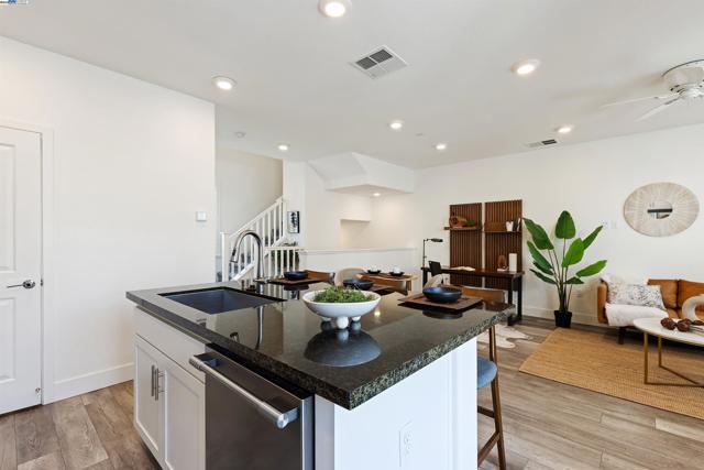 29231 Hub Ct, Hayward CA: https://media.crmls.org/mediaz/c87251be-e351-456f-9dd5-c5b43db5b976.jpg