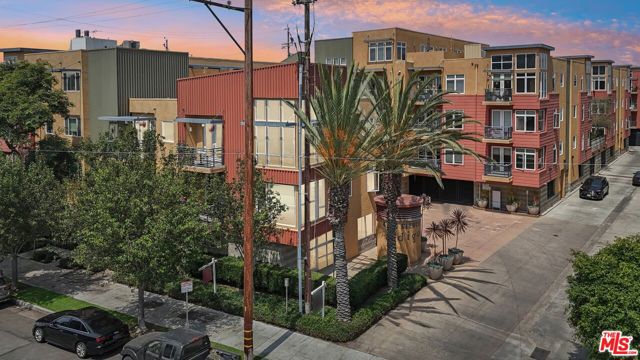 4050 Glencoe Avenue, Marina del Rey CA: https://media.crmls.org/mediaz/c872f5ca-1876-454c-8aeb-c142e1f3b216.jpg