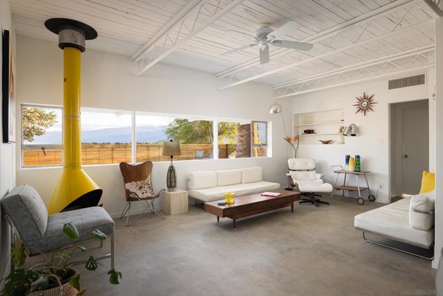 811 Di Giorgio Road, Borrego Springs CA: https://media.crmls.org/mediaz/c8735a3a-cf42-4c47-b7b6-e59a81f2f1ef.jpg