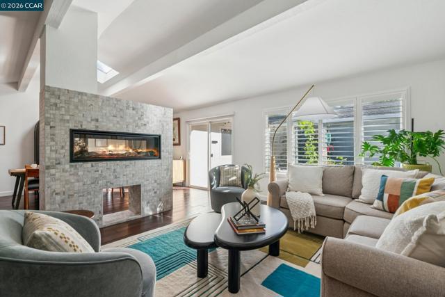 843 Luz Ct, Danville CA: https://media.crmls.org/mediaz/c8739367-e97c-4a01-9218-19f5a53bfeb6.jpg