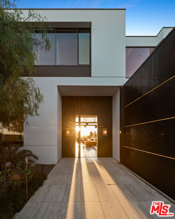 1305 Collingwood Place, Los Angeles CA: https://media.crmls.org/mediaz/c87429d1-8e1a-4b74-9e88-756dce4a96bb.jpg