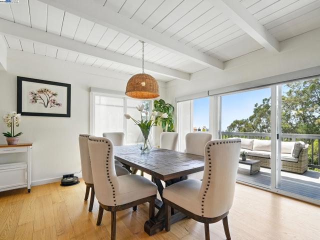 2323 Mastlands Dr, Oakland CA: https://media.crmls.org/mediaz/c8745a15-31f4-4aa7-a6f8-e6a8d257c2c1.jpg