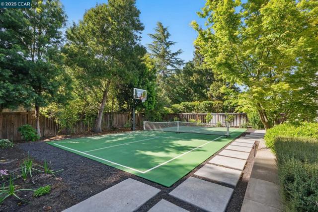 235 Saint Paul Dr, Alamo CA: https://media.crmls.org/mediaz/c874f41c-be4a-48fd-9c16-ee2c8377130a.jpg