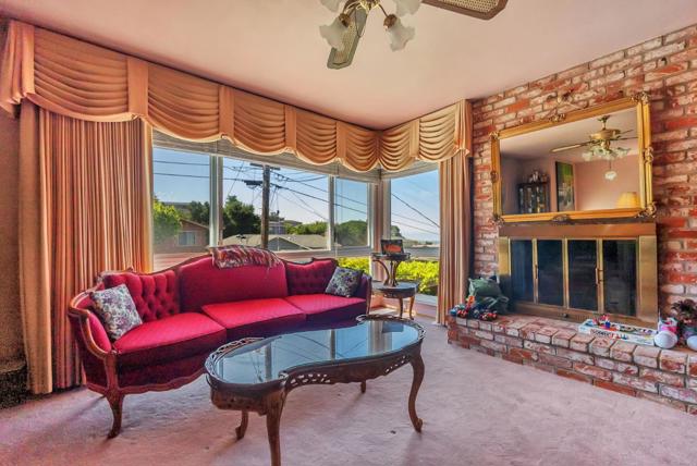 33 Woodcliff Court, Oakland CA: https://media.crmls.org/mediaz/c8753cb9-c832-4511-8dc8-78194380128d.jpg