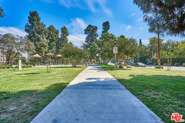 865 S Lucerne Boulevard, Los Angeles CA: https://media.crmls.org/mediaz/c875c747-975b-4b7f-bebd-1080027dae6f.jpg