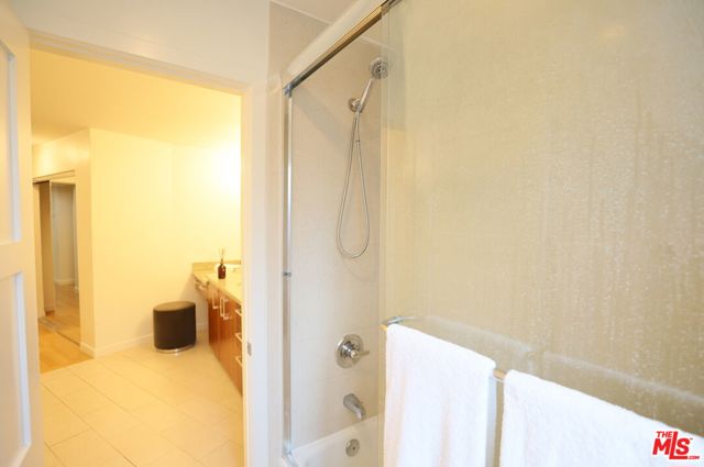 4407 Francis Avenue, Los Angeles CA: https://media.crmls.org/mediaz/c877b5f0-9f40-4593-98d7-94b1db2419b5.jpg