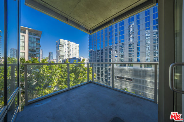 1155 S Grand Avenue, Los Angeles CA: https://media.crmls.org/mediaz/c8789e5a-17a0-422c-836e-1ab41ba73ea3.jpg