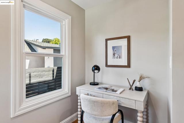 4015 Rhoda Ave, Oakland CA: https://media.crmls.org/mediaz/c878b3b4-ada5-4635-8a13-ead36e282cec.jpg