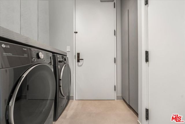10490 Wilshire Boulevard, Los Angeles CA: https://media.crmls.org/mediaz/c8793a39-94eb-4e36-8332-c0c5fbd1e4f0.jpg