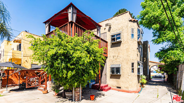 1277 S Orange Drive, Los Angeles CA: https://media.crmls.org/mediaz/c8797c59-282e-493f-8df3-b9b8e8b1270b.jpg