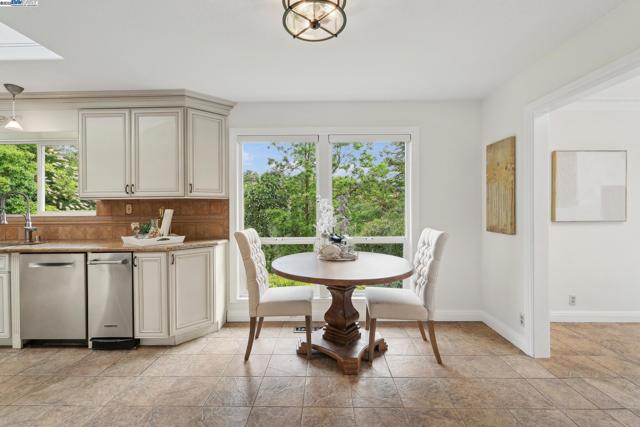 375 Montecillo Dr, Walnut Creek CA: https://media.crmls.org/mediaz/c879c248-f4d1-40aa-92c0-b00c6cb49b86.jpg