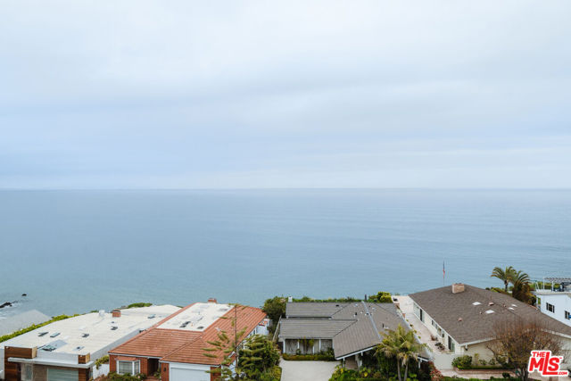 18203 Coastline Drive, Malibu CA: https://media.crmls.org/mediaz/c87b82eb-4b88-4795-a20c-bee4781fe912.jpg