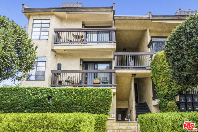 13021 Moorpark Street, Studio City CA: https://media.crmls.org/mediaz/c87caf9b-8444-44e1-a001-8dcbe711b6cb.jpg