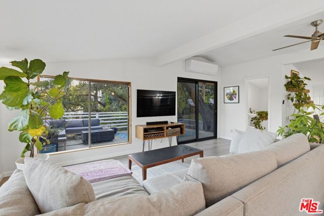 21936 Canon Drive, Topanga CA: https://media.crmls.org/mediaz/c87e4257-d8d9-48a0-a14b-ddaafacada4e.jpg