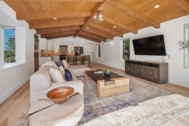 Detail Gallery Image 21 of 30 For 555 Amphitheatre, Del Mar,  CA 92014 - 4 Beds | 3/1 Baths