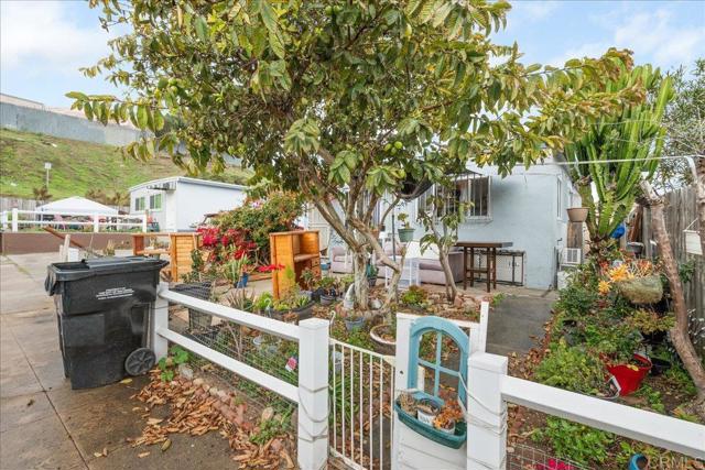 3260 64 Steel Street, San Diego CA: https://media.crmls.org/mediaz/c87f9f48-8d8f-4e1f-8bf9-0adfa71f5c06.jpg