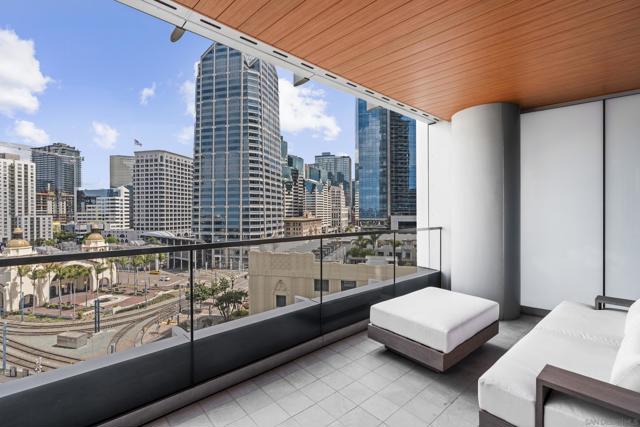 888 W E Street, San Diego CA: https://media.crmls.org/mediaz/c8800dc7-c5f3-4890-92f7-438a406bfa7f.jpg
