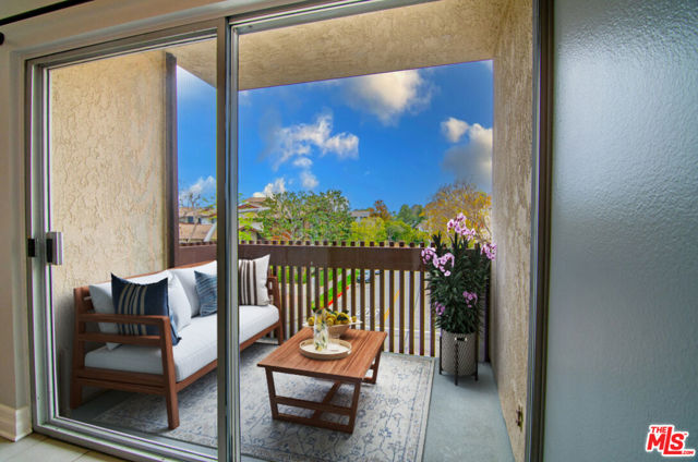 6000 Canterbury Drive, Culver City CA: https://media.crmls.org/mediaz/c8800e6e-f2ea-4be0-a718-0cd27240496f.jpg