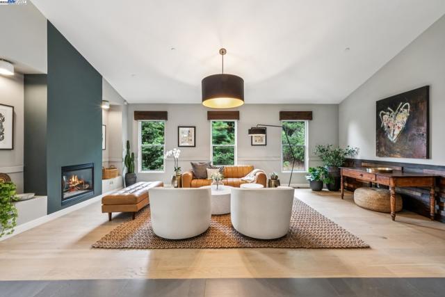2005 TUNNEL RD, Oakland CA: https://media.crmls.org/mediaz/c8808ba4-27fe-4e7d-9a50-954159f09b2c.jpg