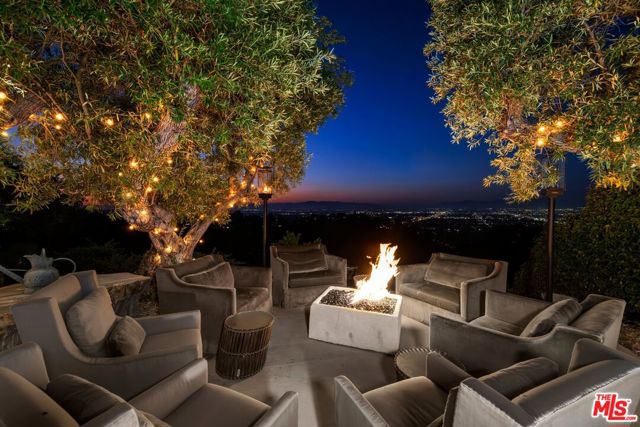 3396 Stone Ridge Lane, Los Angeles CA: https://media.crmls.org/mediaz/c880b986-8b84-47d3-a7db-692c64fd5280.jpg