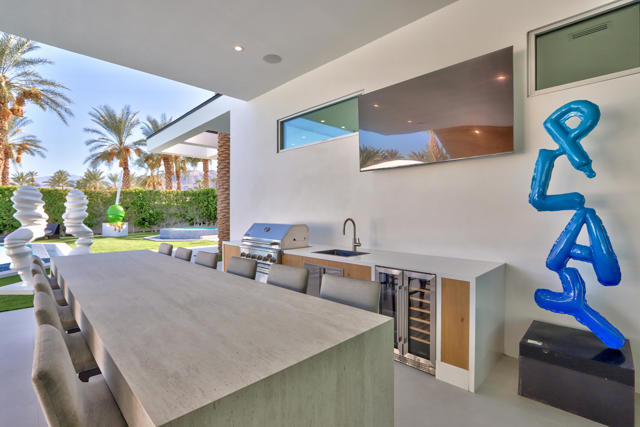 1 Makena Lane, Rancho Mirage CA: https://media.crmls.org/mediaz/c8812590-8f9d-4fd3-a24d-c3973553686e.jpg