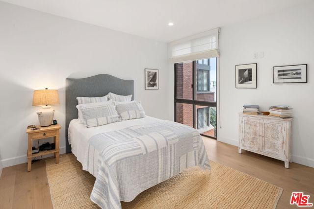 300 N Swall Drive, Beverly Hills CA: https://media.crmls.org/mediaz/c8817a57-ac5c-427e-b643-46451de2acf2.jpg