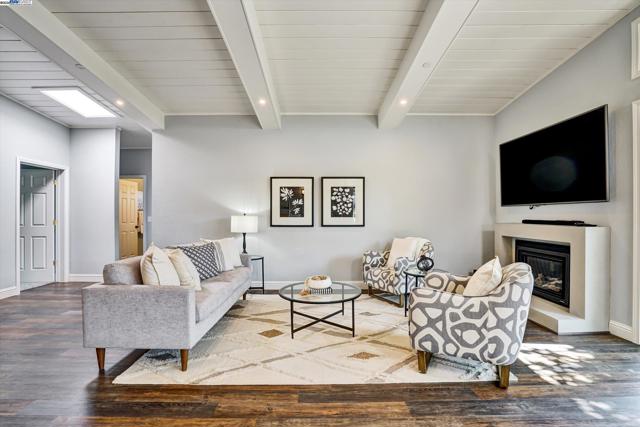 588 E Angela St, Pleasanton CA: https://media.crmls.org/mediaz/c882b605-78f8-4011-8c54-6403fa754899.jpg